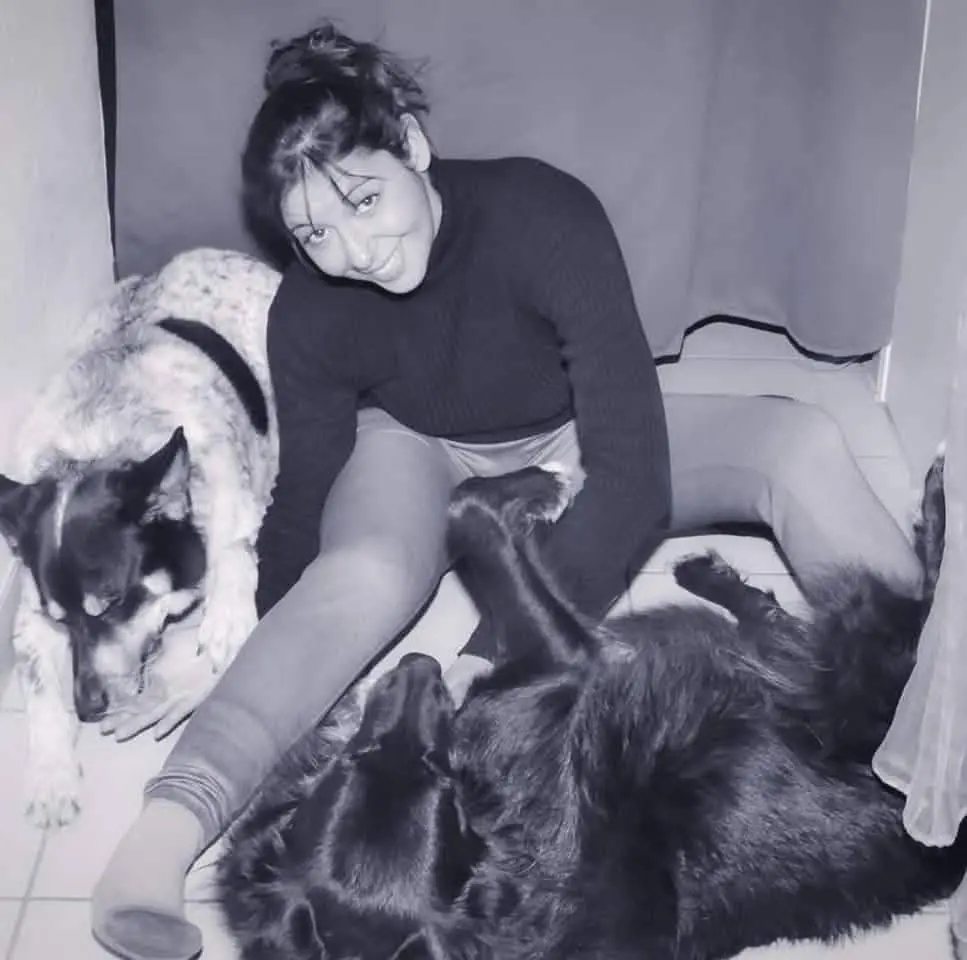 Sandra, pet sitter, avec un chien